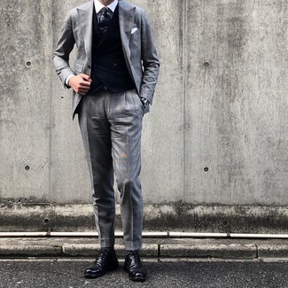 Come indossare e abbinare una cravatta stampata blu scuro e bianca per un uomo di 30 anni: Punta su un abito grigio e una cravatta stampata blu scuro e bianca come un vero gentiluomo. Per un look più rilassato, opta per un paio di scarpe oxford in pelle nere.