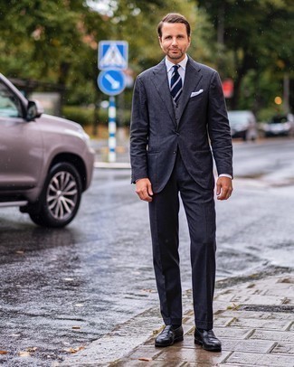 Come indossare e abbinare scarpe eleganti per un uomo di 40 anni: Punta su un abito grigio scuro e un gilet grigio per un look elegante e alla moda. Per distinguerti dagli altri, opta per un paio di scarpe eleganti.
