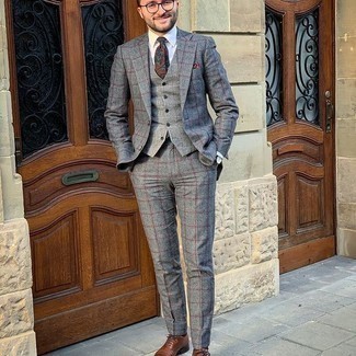 Quale abito indossare con scarpe oxford marroni: Mostra il tuo stile in un abito con un gilet di lana a quadri grigio come un vero gentiluomo. Per distinguerti dagli altri, scegli un paio di scarpe oxford marroni.