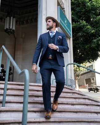 Come indossare e abbinare un gilet con scarpe oxford in modo formale: Indossa un gilet e un abito a righe verticali blu scuro come un vero gentiluomo. Per un look più rilassato, mettiti un paio di scarpe oxford.