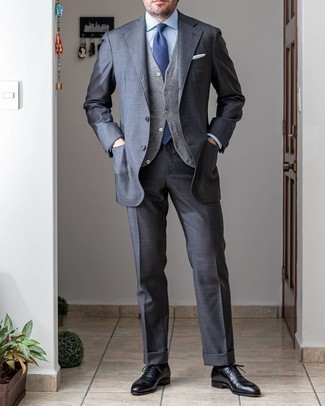 Quale abito indossare con un gilet grigio in autunno 2024: Opta per un abito e un gilet grigio come un vero gentiluomo. Scegli un paio di scarpe oxford in pelle nere per un tocco più rilassato. Con questo look autunnale non puoi sbagliare.