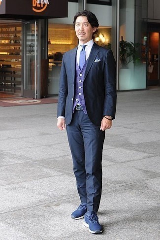 Moda uomo anni 40 in modo formale: Potresti combinare un abito blu scuro con un gilet viola chiaro per un look elegante e alla moda. Per un look più rilassato, scegli un paio di scarpe sportive blu scuro e bianche come calzature.