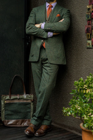 Come indossare e abbinare una cravatta arancione per un uomo di 30 anni: Metti un abito verde oliva e una cravatta arancione come un vero gentiluomo. Per un look più rilassato, calza un paio di scarpe brogue in pelle marrone scuro.
