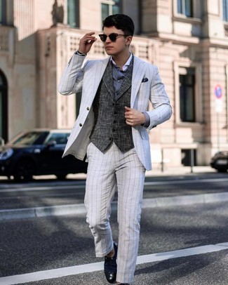 Quale gilet indossare con una camicia elegante grigia: Indossa un gilet con una camicia elegante grigia come un vero gentiluomo. Prova con un paio di scarpe derby di tela blu scuro per un tocco più rilassato.