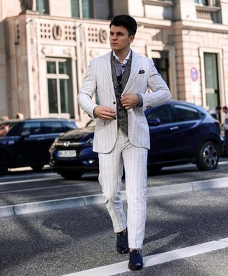 Come indossare e abbinare un gilet di lana grigio per un uomo di 30 anni: Punta su un gilet di lana grigio e un abito a righe verticali grigio come un vero gentiluomo. Se non vuoi essere troppo formale, mettiti un paio di scarpe derby di tela blu scuro.