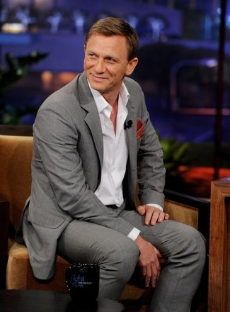 Look di Daniel Craig: Abito grigio, Camicia a maniche lunghe bianca, Fazzoletto da taschino rosso