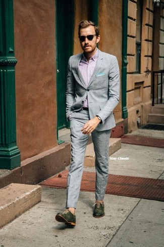 Come indossare e abbinare un abito grigio in modo formale: Prova a combinare un abito grigio con una camicia a maniche lunghe rosa per un look elegante e alla moda. Rifinisci il completo con un paio di scarpe oxford in pelle verde scuro.