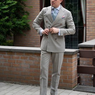 Come indossare e abbinare una cravatta stampata azzurra per un uomo di 30 anni: Indossa un abito grigio e una cravatta stampata azzurra per essere sofisticato e di classe.