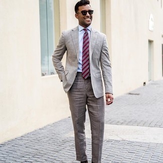 Come indossare e abbinare una cravatta a righe orizzontali bordeaux quando fa caldo in modo formale: Abbina un abito grigio con una cravatta a righe orizzontali bordeaux per una silhouette classica e raffinata