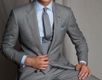 Look alla moda per uomo: Abito grigio, Camicia elegante azzurra, Cravatta grigia, Fazzoletto da taschino azzurro