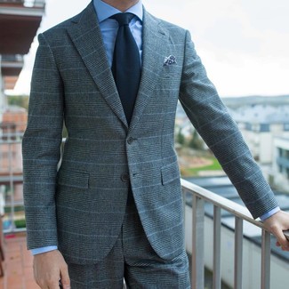 Come indossare e abbinare una cravatta stampata blu: Potresti abbinare un abito scozzese grigio con una cravatta stampata blu come un vero gentiluomo.