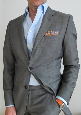 Come indossare e abbinare un abito grigio per un uomo di 30 anni: Metti un abito grigio e una camicia elegante azzurra per una silhouette classica e raffinata