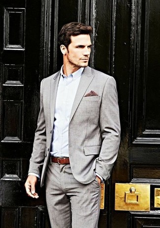Come indossare e abbinare un fazzoletto da taschino rosso e bianco in modo formale: Punta su un abito grigio e un fazzoletto da taschino rosso e bianco per vestirti casual.