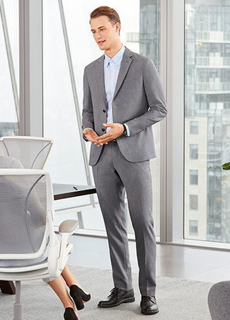 Quale scarpe derby indossare con un abito grigio in modo formale: Indossa un abito grigio con una camicia elegante azzurra per un look elegante e di classe. Scegli un paio di scarpe derby per avere un aspetto più rilassato.