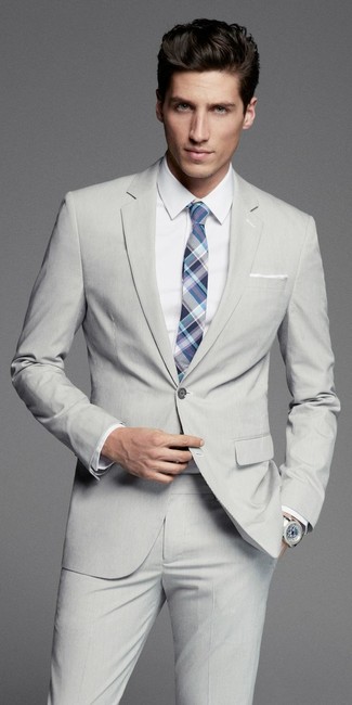 Come indossare e abbinare una cravatta scozzese blu per un uomo di 30 anni quando fa caldo in modo formale: Mostra il tuo stile in un abito grigio con una cravatta scozzese blu per un look elegante e alla moda.