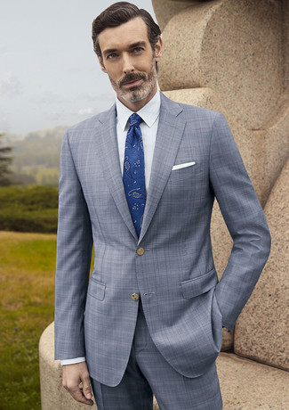 Come indossare e abbinare una cravatta con stampa cachemire blu per un uomo di 40 anni: Indossa un abito scozzese grigio con una cravatta con stampa cachemire blu per essere sofisticato e di classe.