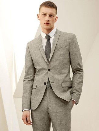 Come indossare e abbinare una camicia elegante bianca con un abito grigio: Abbina un abito grigio con una camicia elegante bianca come un vero gentiluomo.
