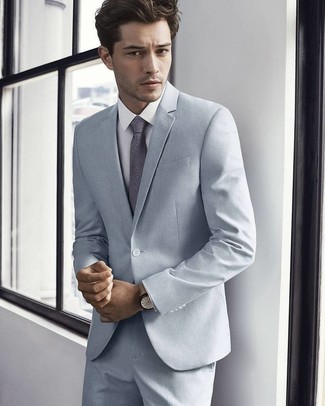 Come indossare e abbinare una cravatta a fiori grigia per un uomo di 30 anni in modo formale: Indossa un abito grigio e una cravatta a fiori grigia per un look elegante e di classe.