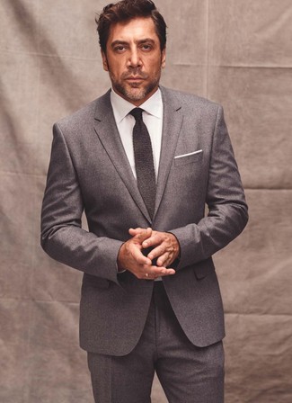 Come indossare e abbinare una cravatta grigia per un uomo di 40 anni in primavera 2024: Combina un abito di lana grigio con una cravatta grigia come un vero gentiluomo. Questo è sicuramente l'outfit da copiare questa primavera.