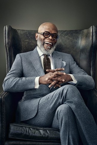 Come indossare e abbinare una cravatta marrone per un uomo di 50 anni quando fa caldo: Scegli un outfit composto da un abito di lana grigio e una cravatta marrone per un look elegante e di classe.