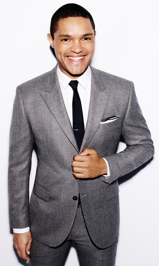 Look di Trevor Noah: Abito grigio, Camicia elegante bianca, Cravatta nera, Fazzoletto da taschino bianco
