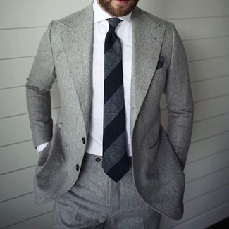 Come indossare e abbinare una cravatta a righe verticali nera e bianca per un uomo di 30 anni: Scegli un abito grigio e una cravatta a righe verticali nera e bianca per un look elegante e alla moda.
