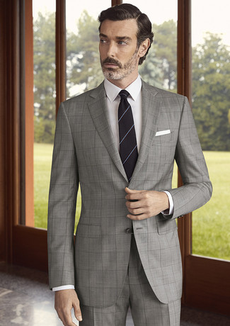 Come indossare e abbinare una cravatta nera per un uomo di 40 anni: Coniuga un abito a quadri grigio con una cravatta nera come un vero gentiluomo.