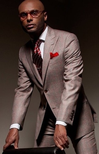 Come indossare e abbinare una cravatta a rombi in estate 2024: Prova ad abbinare un abito grigio con una cravatta a rombi come un vero gentiluomo. Una eccellente scelta per tuo outfit estivo!