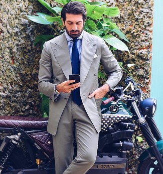 Look alla moda per uomo: Abito grigio, Camicia elegante a righe verticali bianca e blu, Cravatta blu, Fazzoletto da taschino bianco