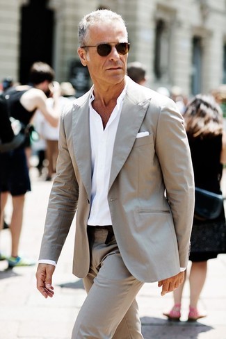 Come indossare e abbinare un abito grigio scuro per un uomo di 50 anni in estate 2024: Potresti combinare un abito grigio scuro con una camicia elegante bianca per un look elegante e alla moda. Ecco un look estivo ideale per il tuo.