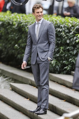 Look di Jamie Dornan: Abito grigio, Camicia elegante bianca, Scarpe derby in pelle nere, Cravatta grigia