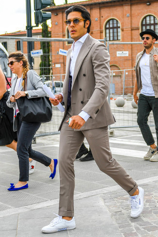 Quale sneakers basse indossare con una camicia elegante bianca per un uomo di 30 anni in modo formale: Prova a combinare una camicia elegante bianca con un abito grigio per un look elegante e di classe. Se non vuoi essere troppo formale, scegli un paio di sneakers basse.