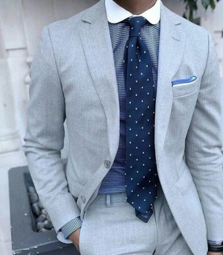 Come indossare e abbinare una camicia elegante a quadri per un uomo di 30 anni: Prova a combinare una camicia elegante a quadri con un abito grigio per un look elegante e alla moda.