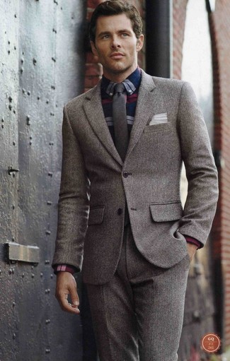 Come indossare e abbinare una cravatta grigio scuro: Prova a combinare un abito di lana grigio con una cravatta grigio scuro per una silhouette classica e raffinata