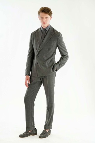 Look alla moda per uomo: Abito di lana grigio, Camicia elegante a quadri grigia, Mocassini eleganti in pelle scamosciata grigi, Cravatta di lana grigia