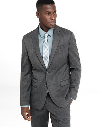 Come indossare e abbinare una cravatta grigia: Prova ad abbinare un abito grigio con una cravatta grigia come un vero gentiluomo.