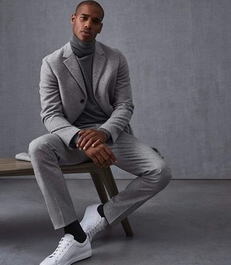 Look alla moda per uomo: Abito di lana grigio, Dolcevita grigio, Sneakers basse in pelle bianche, Calzini neri