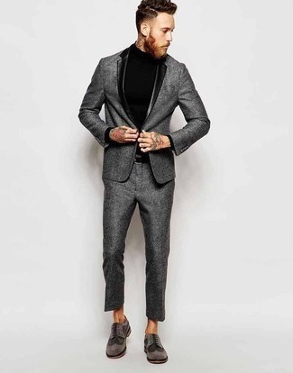 Come indossare e abbinare un abito con scarpe brogue in autunno 2024: Opta per un abito e un dolcevita nero per un look elegante e alla moda. Rifinisci questo look con un paio di scarpe brogue. Questo, ovviamente, è l'outfit ideale per i mesi autunnali.