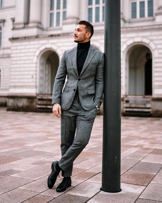 Come indossare e abbinare un abito di lana grigio per un uomo di 30 anni: Metti un abito di lana grigio e un dolcevita nero per essere sofisticato e di classe. Perfeziona questo look con un paio di scarpe derby in pelle nere.