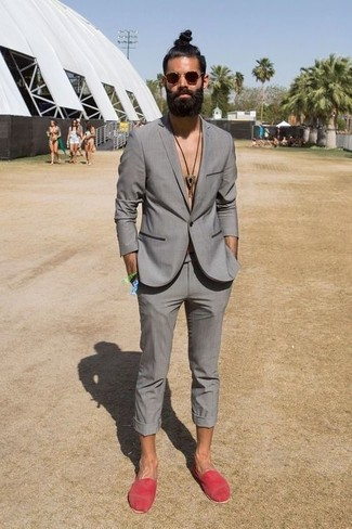 Come indossare e abbinare espadrillas per un uomo di 30 anni in modo formale: Mostra il tuo stile in un abito grigio come un vero gentiluomo. Per un look più rilassato, indossa un paio di espadrillas.