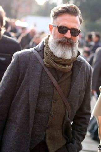 Moda uomo anni 60 in autunno 2024: Vestiti con un abito di lana grigio e un gilet di lana grigio per un look elegante e alla moda. Un look stupendo per essere cool e trendy anche durante la stagione transitoria.