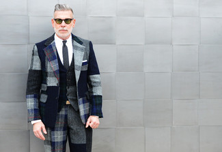 Come indossare e abbinare un abito di lana grigio per un uomo di 50 anni in modo formale: Sfodera un look elegante con un abito di lana grigio e un gilet di lana grigio scuro.