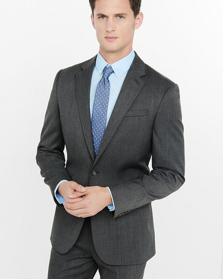 Come indossare e abbinare una cravatta a pois blu scuro per un uomo di 30 anni: Abbina un abito grigio scuro con una cravatta a pois blu scuro come un vero gentiluomo.