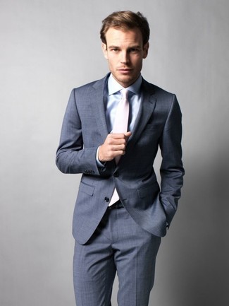 Come indossare e abbinare una cravatta beige per un uomo di 30 anni: Potresti combinare un abito grigio scuro con una cravatta beige per una silhouette classica e raffinata