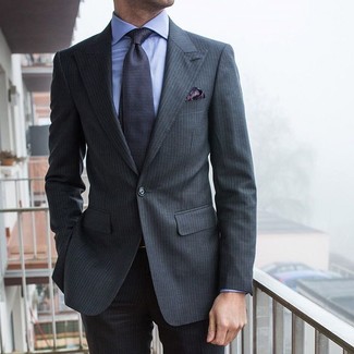 Come indossare e abbinare una cravatta stampata grigia: Scegli uno stile classico in un abito a righe verticali grigio scuro e una cravatta stampata grigia.