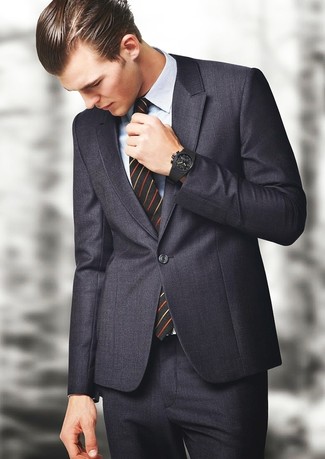 Come indossare e abbinare un abito grigio scuro in modo formale: Combina un abito grigio scuro con una camicia elegante scozzese azzurra per un look elegante e di classe.