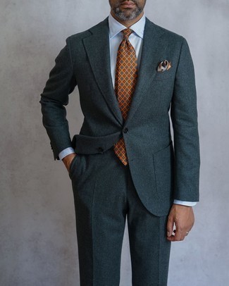 Come indossare e abbinare una cravatta stampata arancione per un uomo di 40 anni: L'abbinamento di un abito di lana grigio scuro e una cravatta stampata arancione ti donerà un aspetto forte e sicuro.