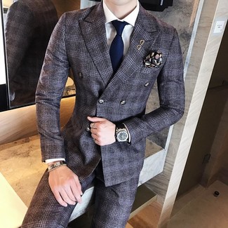 Look alla moda per uomo: Abito di lana scozzese grigio scuro, Camicia elegante bianca, Cravatta blu scuro, Fazzoletto da taschino stampato nero