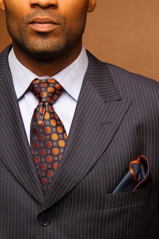 Come indossare e abbinare una cravatta stampata grigia: Scegli un outfit composto da un abito a righe verticali grigio scuro e una cravatta stampata grigia come un vero gentiluomo.
