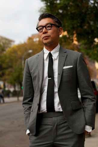 Look alla moda per uomo: Abito grigio scuro, Camicia elegante bianca, Cravatta nera, Fazzoletto da taschino bianco